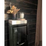 Vapenskåp i svart som en del av inredningen