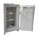 Värdeskåp med hög klassning. Öppet. Tre hyllor. Varje hylla har en plexiglasdörr.