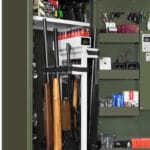 Närbild SP88 grön vapenskåp med utdragbar vapenvagn