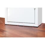 Svarta möbeltassar med dubbelhäftande tejp som monteras i tre rader under skåpet.