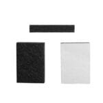 Svarta möbeltassar med dubbelhäftande tejp som monteras i tre rader under skåpet.